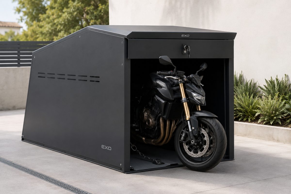 ArmorBox EXO ONE instalada numa entrada exterior residencial, com moto guardada no interior